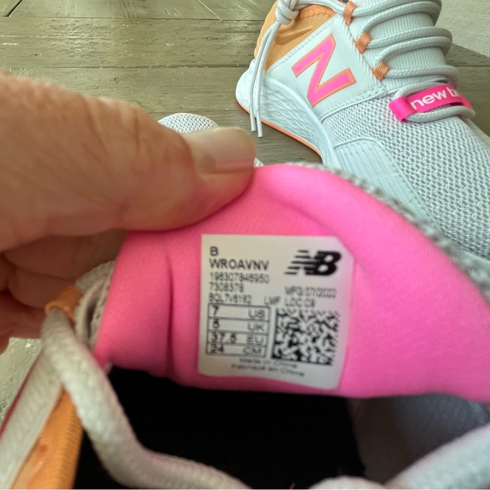 NEW BALANCE size 7 Nimbus Cloud Peach Glaze/Vibrant Pink Sneaker